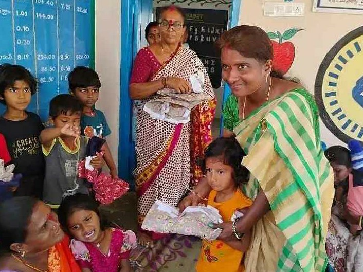 అంగన్వాడీ పిల్లలకు యూనిఫాంల పంపిణీ