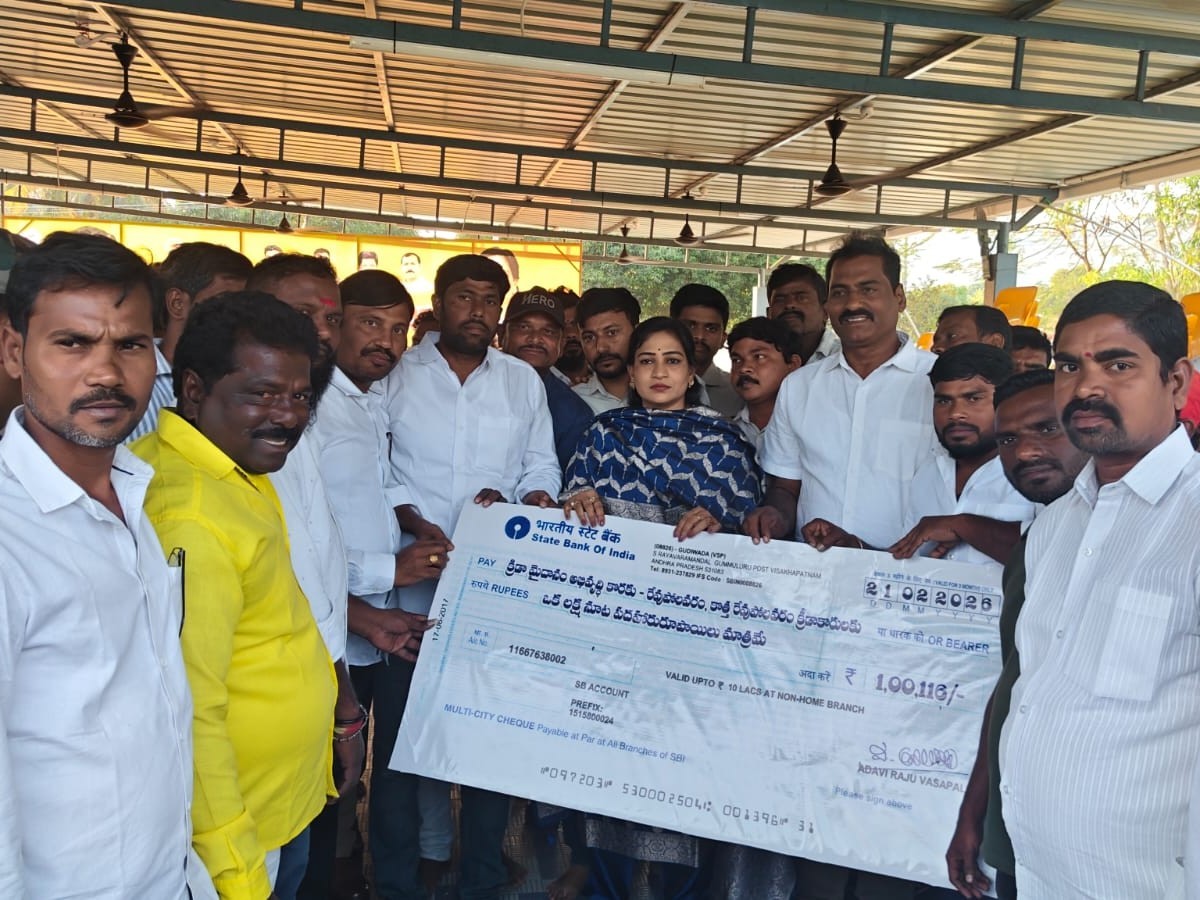 క్రికెట్ గ్రౌండ్ అభివృద్ధికి రూ. లక్ష విరాళం