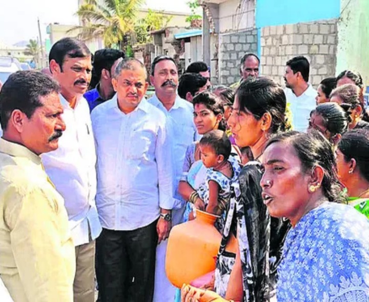 మంచినీటి అవస్థలు.. రోడ్డెక్కిన మహిళలు