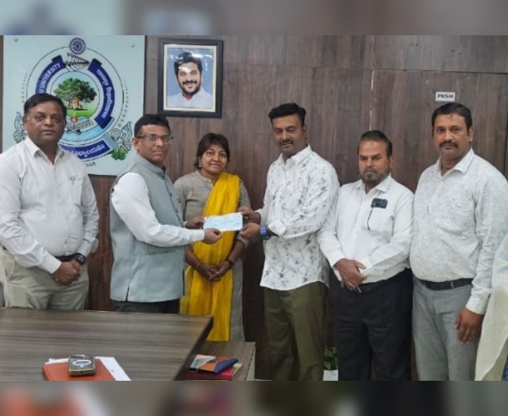 గోల్డ్ మెడల్స్ కోసం విరాళం అందజేత