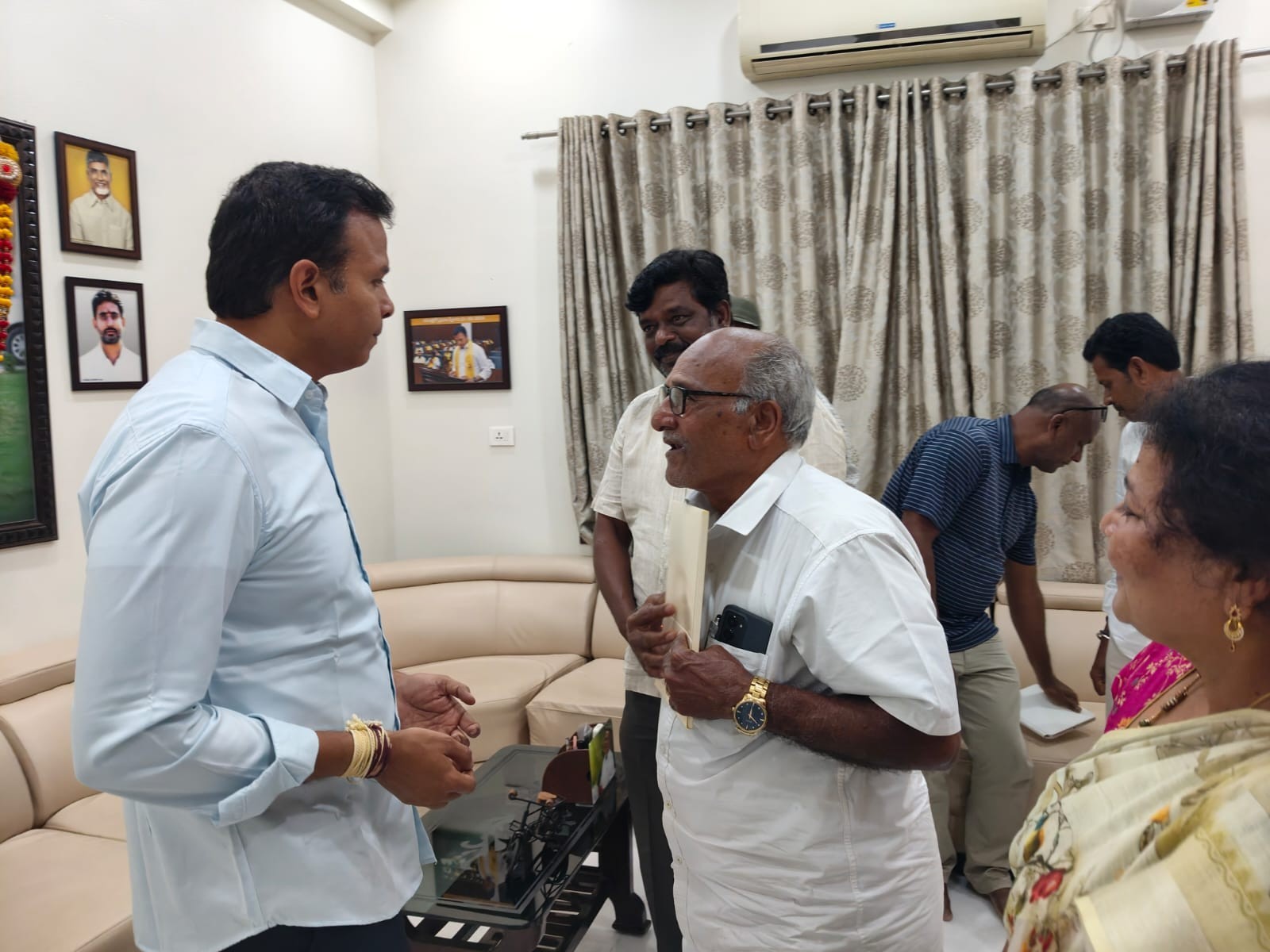 వినతులు స్వీకరించిన ఎమ్మెల్యే