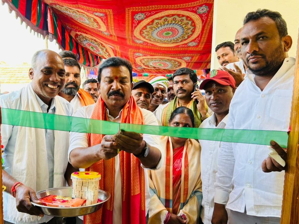 గృహప్రవేశం కార్యక్రమంలో ఎమ్మెల్యే