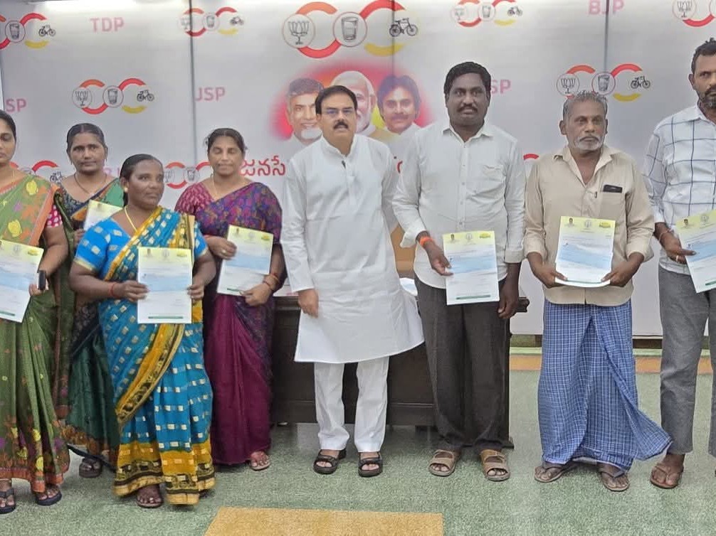 CMRF చెక్కులను అందజేసిన మంత్రి