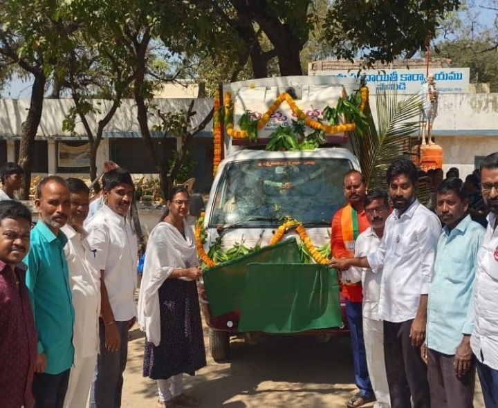 స్వచ్ఛ రథం వాహనాన్ని ప్రారంభించిన ఎంపీడీవో