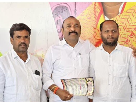 గ్రామస్తులకు రూ. 50 వేలు అందజేసిన ఎమ్మెల్సీ