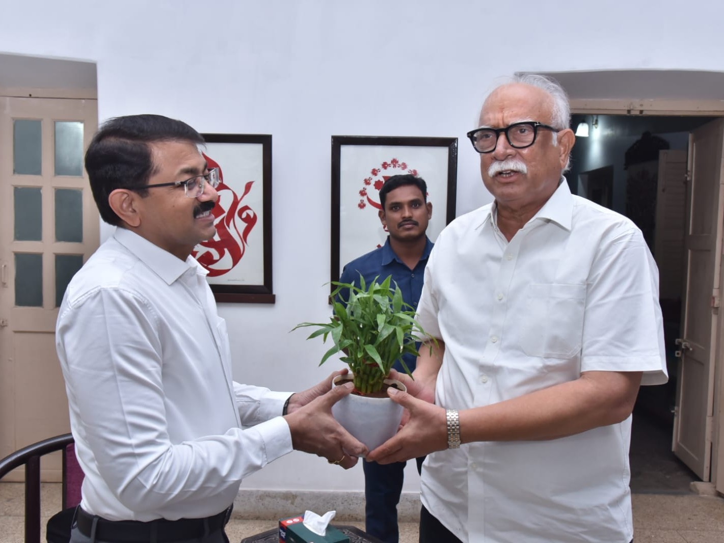 గోవా గవర్నర్‌ను కలిసిన జిల్లా కలెక్టర్