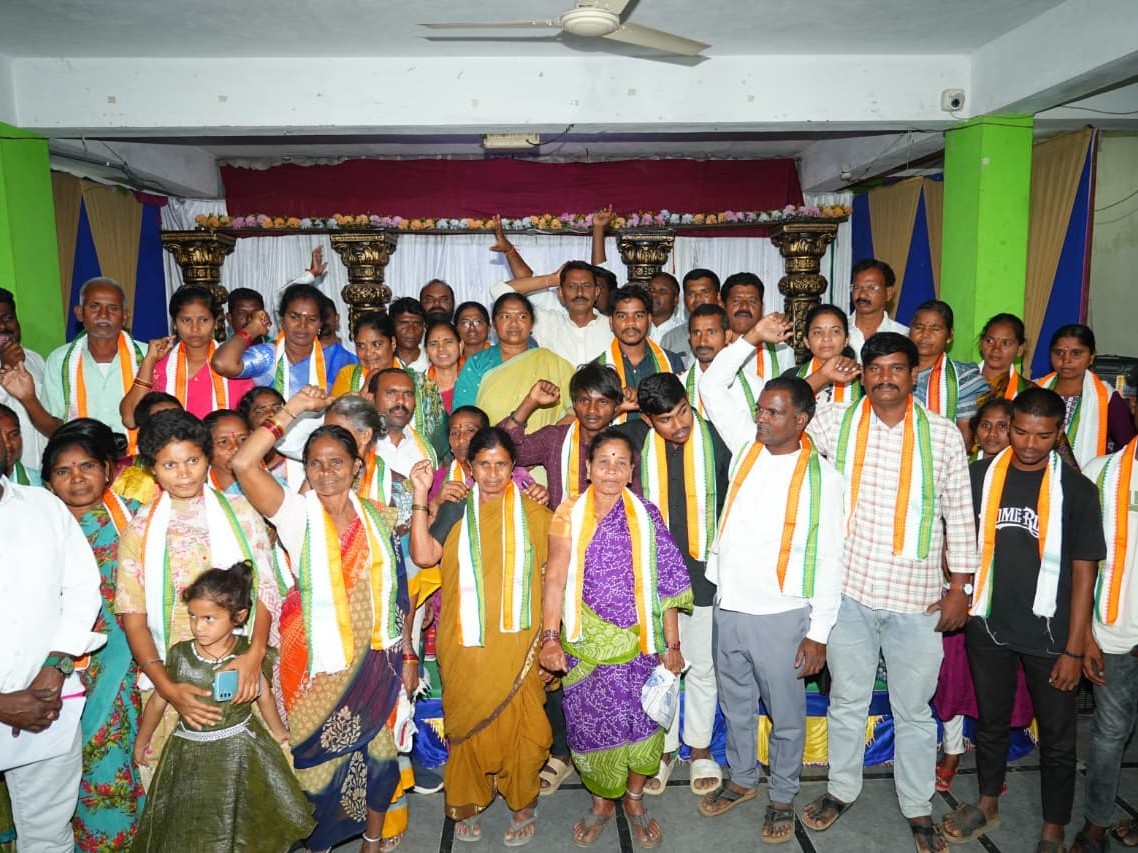 మంత్రి సీతక్క సమక్షంలో కాంగ్రెస్ పార్టీలో చేరికలు