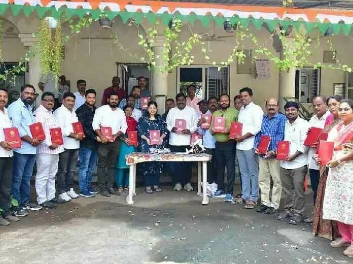 టీజీవో డైరీని ఆవిష్కరించిన కలెక్టర్