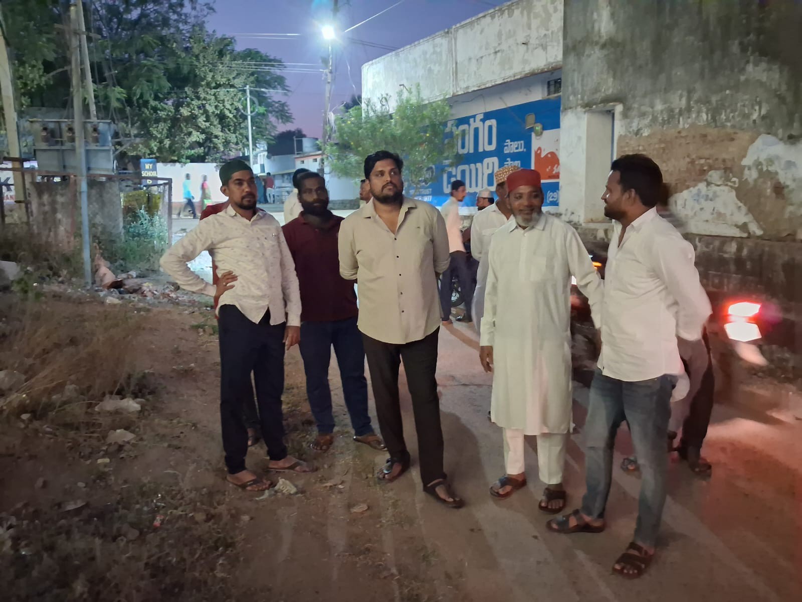 మసీదు వద్ద ఏర్పాట్లను పరిశీలించిన కౌన్సిలర్