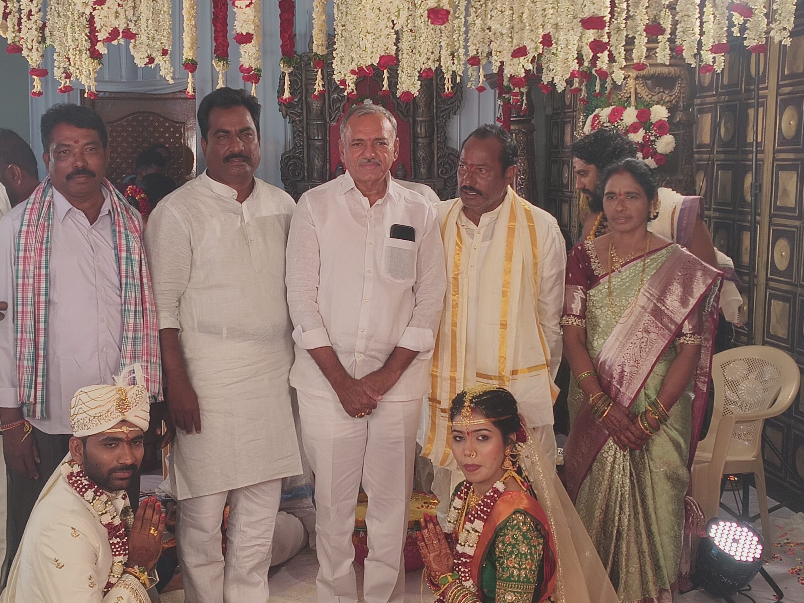 నూతన వధూవరులను ఆశీర్వదించిన మాజీ MLA