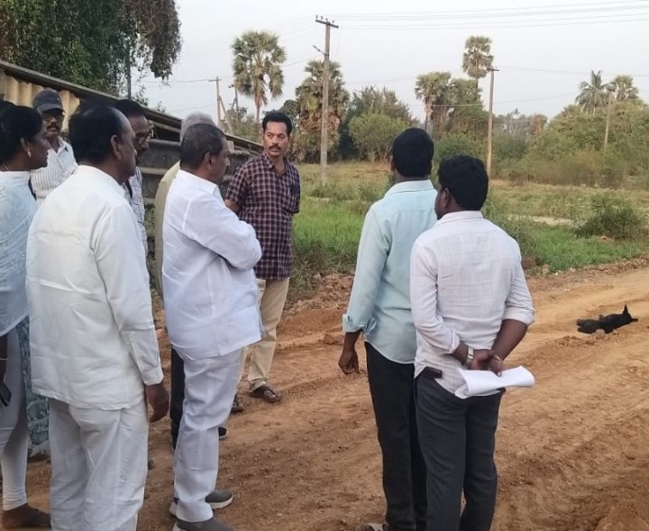సీసీ రోడ్ల పనులను పరిశీలించిన ఎమ్మెల్యే