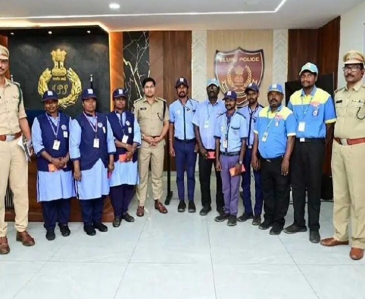 పెట్రోల్ బంక్ కార్మికులకు ప్రోత్సహాకాలు అందించిన ఎస్పీ