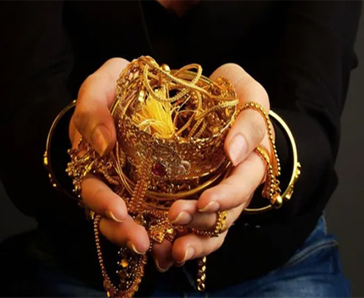 కదిలే బస్సులో భారీ చోరీ