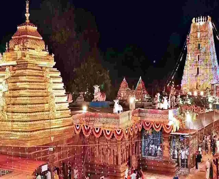 శ్రీశైలం భక్తులకు తప్పిన ప్రమాదం