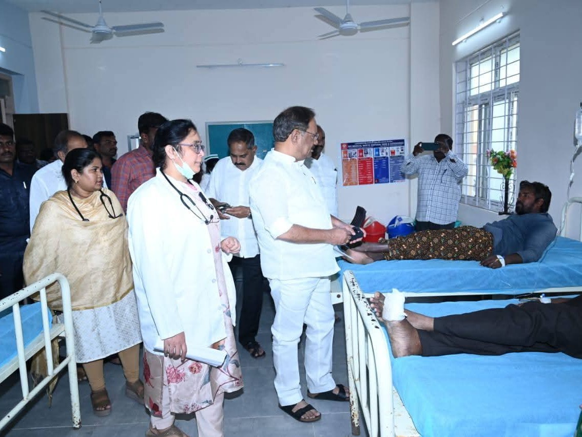 ప్రభుత్వ ఆసుపత్రిలో ఎమ్మెల్యే ఆనందబాబు ఆకస్మిక తనిఖీ