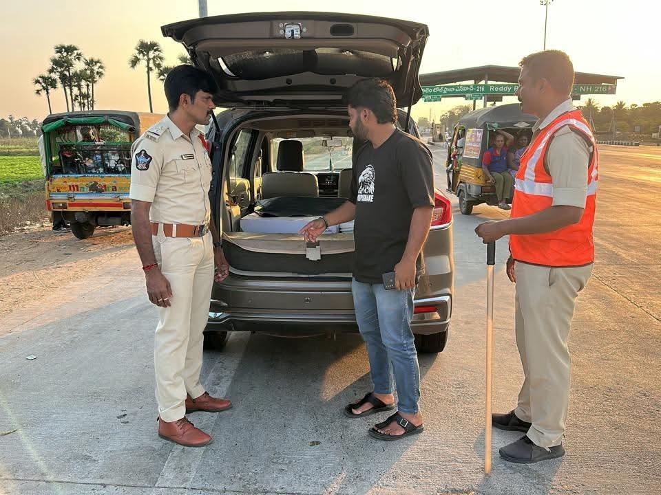 చందోలులో పోలీసుల వాహన తనిఖీలు