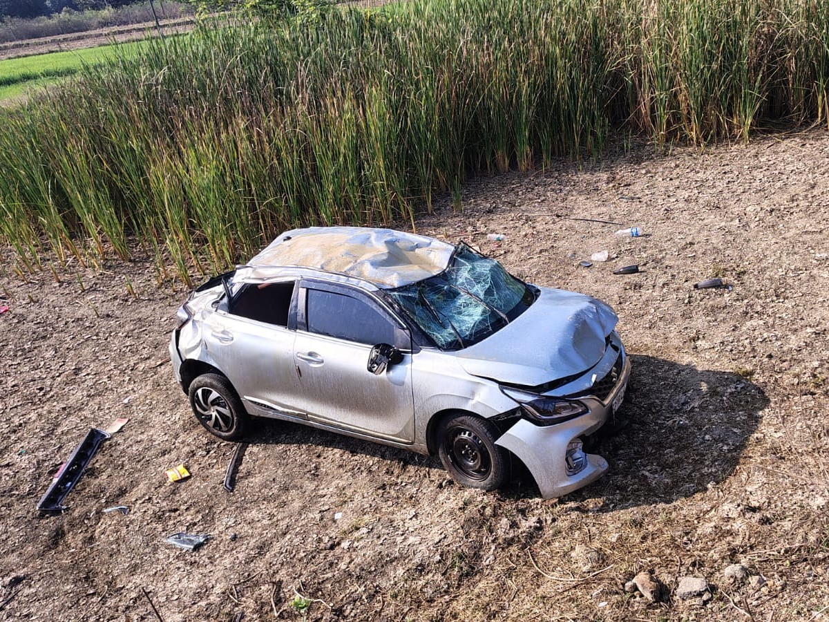 కారు బోల్తా… నలుగురికి గాయాలు