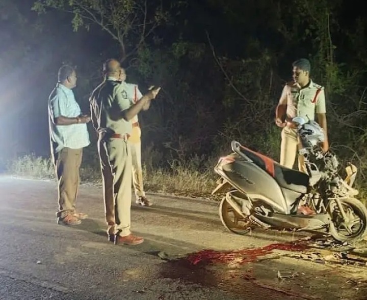 రోడ్డు ప్రమాదంలో ఇద్దరు యువకులు మృతి