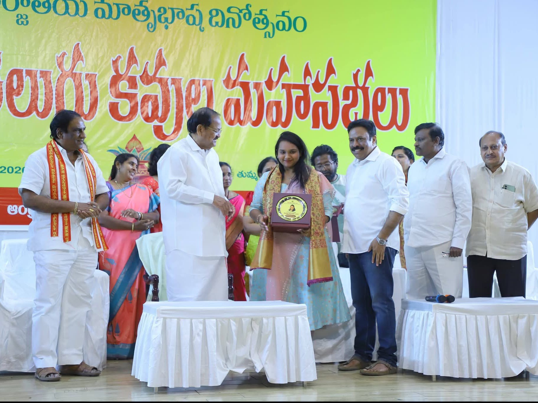 ఎమ్మెల్యే కుమార్తెకు ‘యూత్ ఐకాన్’ అవార్డు