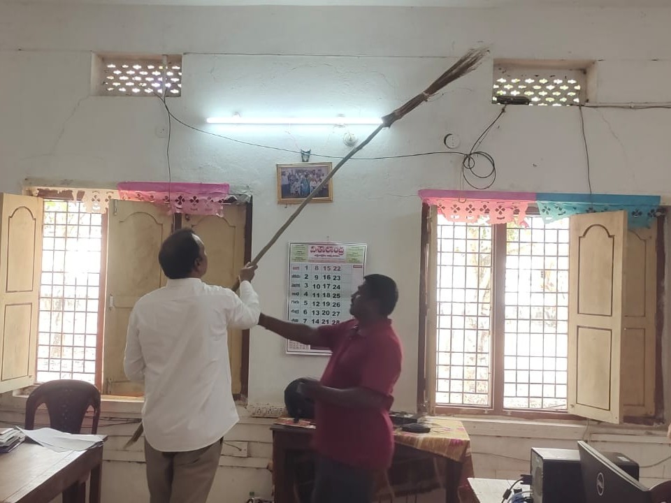 చెత్తను తొలగించిన MRO