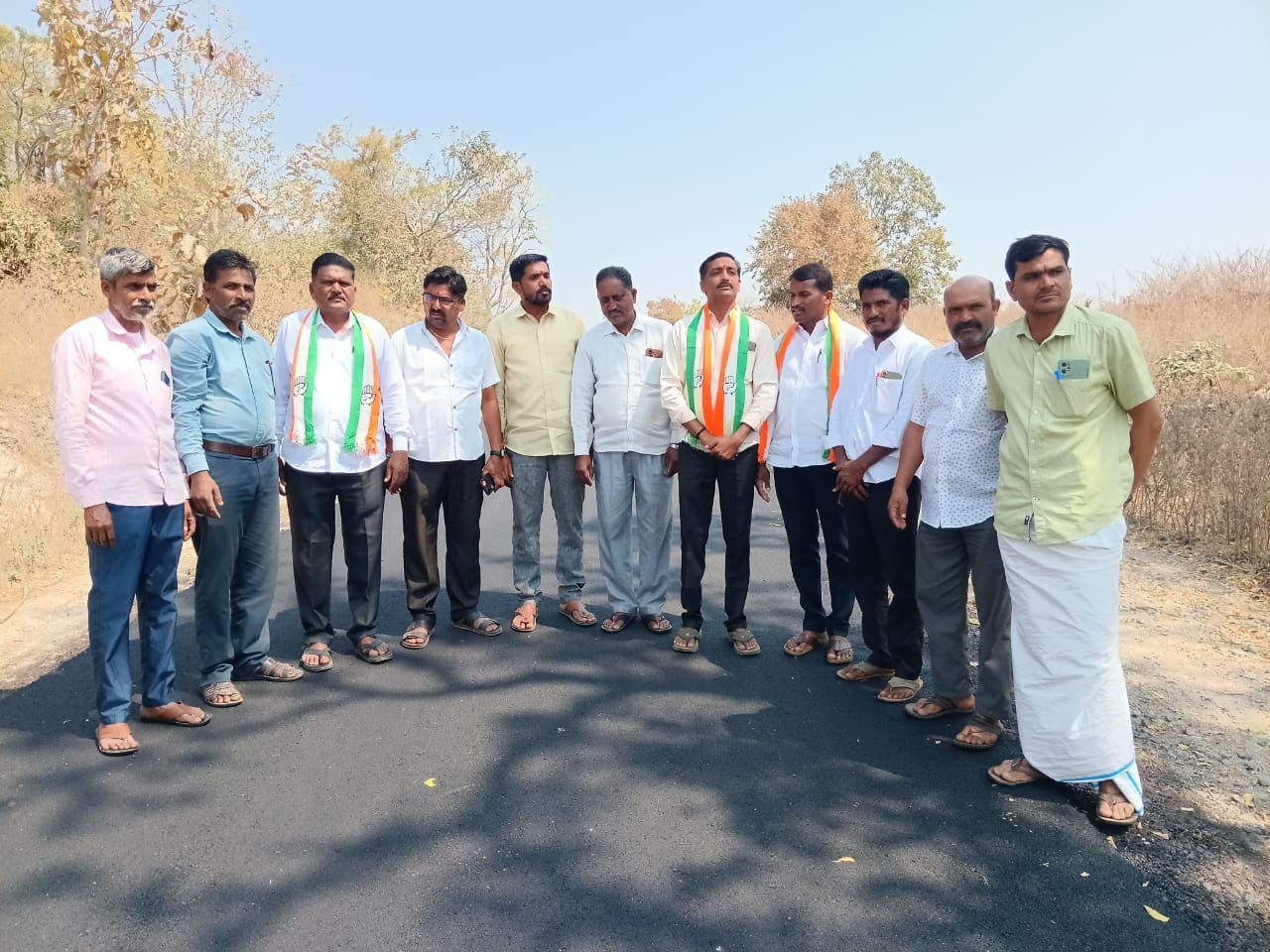 రోడ్డు నిర్మాణ పనులను పరిశీలించిన కాంగ్రెస్ నాయకులు