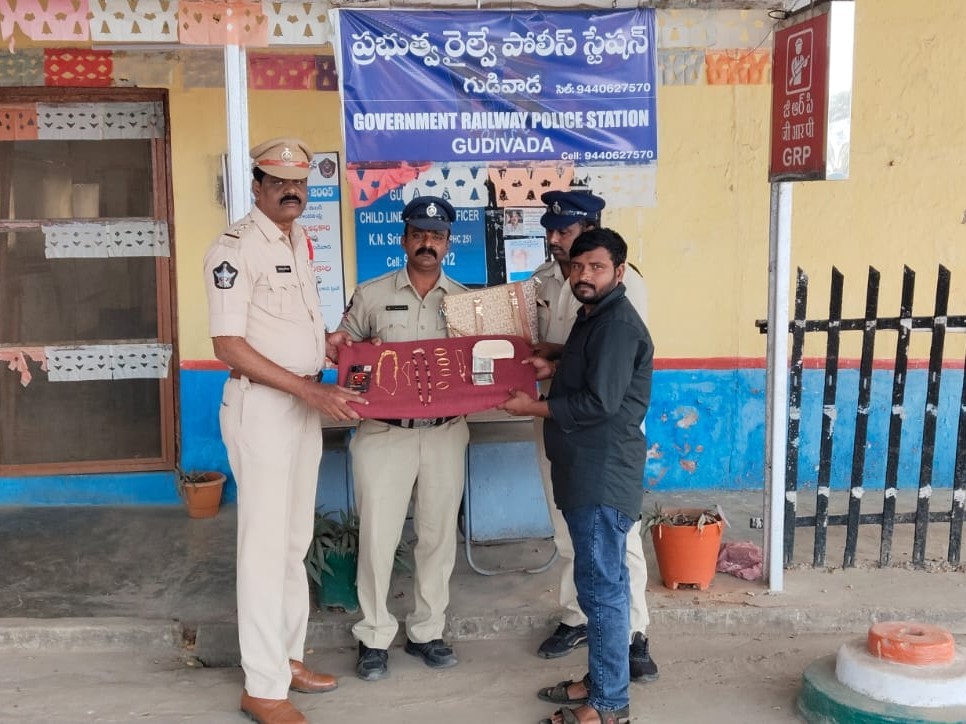 మర్చిపోయిన ఆభరణాల బ్యాగును ట్రేస్ చేసిన పోలీసులు