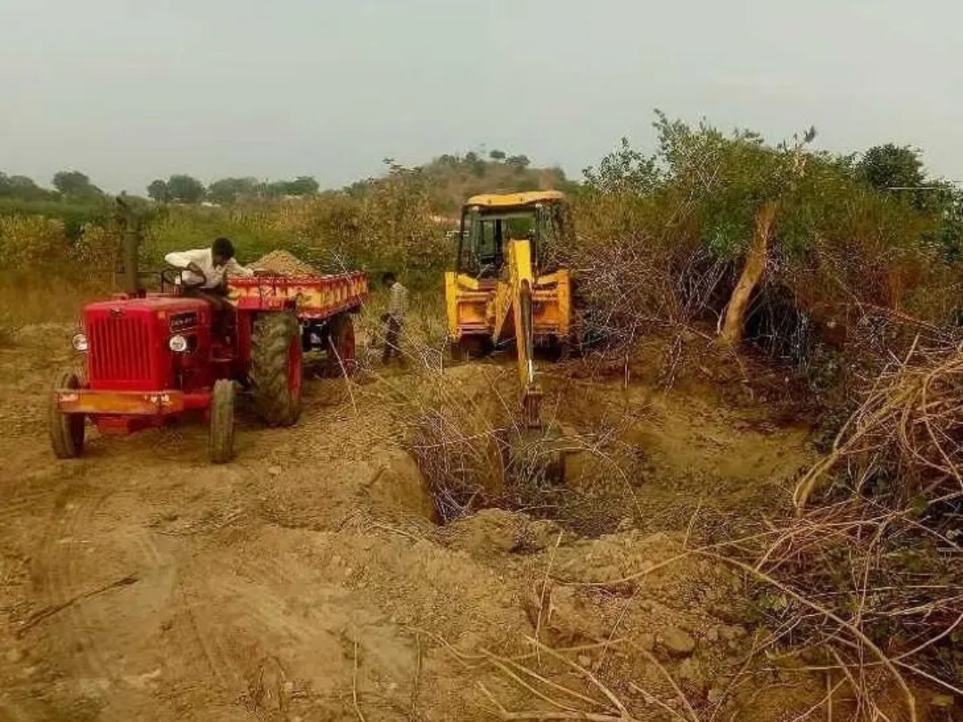 నార్నూర్‌లో అక్రమ మట్టి రవాణా