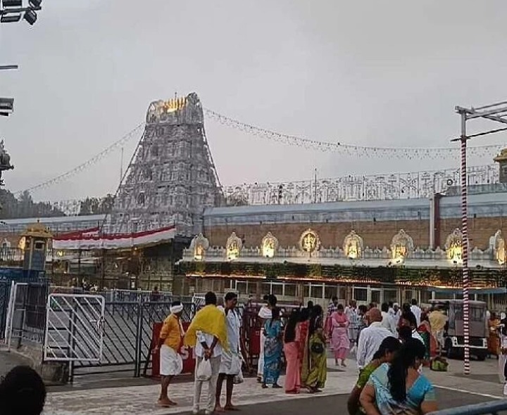 శ్రీ వెంకటేశ్వర స్వామి దర్శనానికి 18 గంటలు