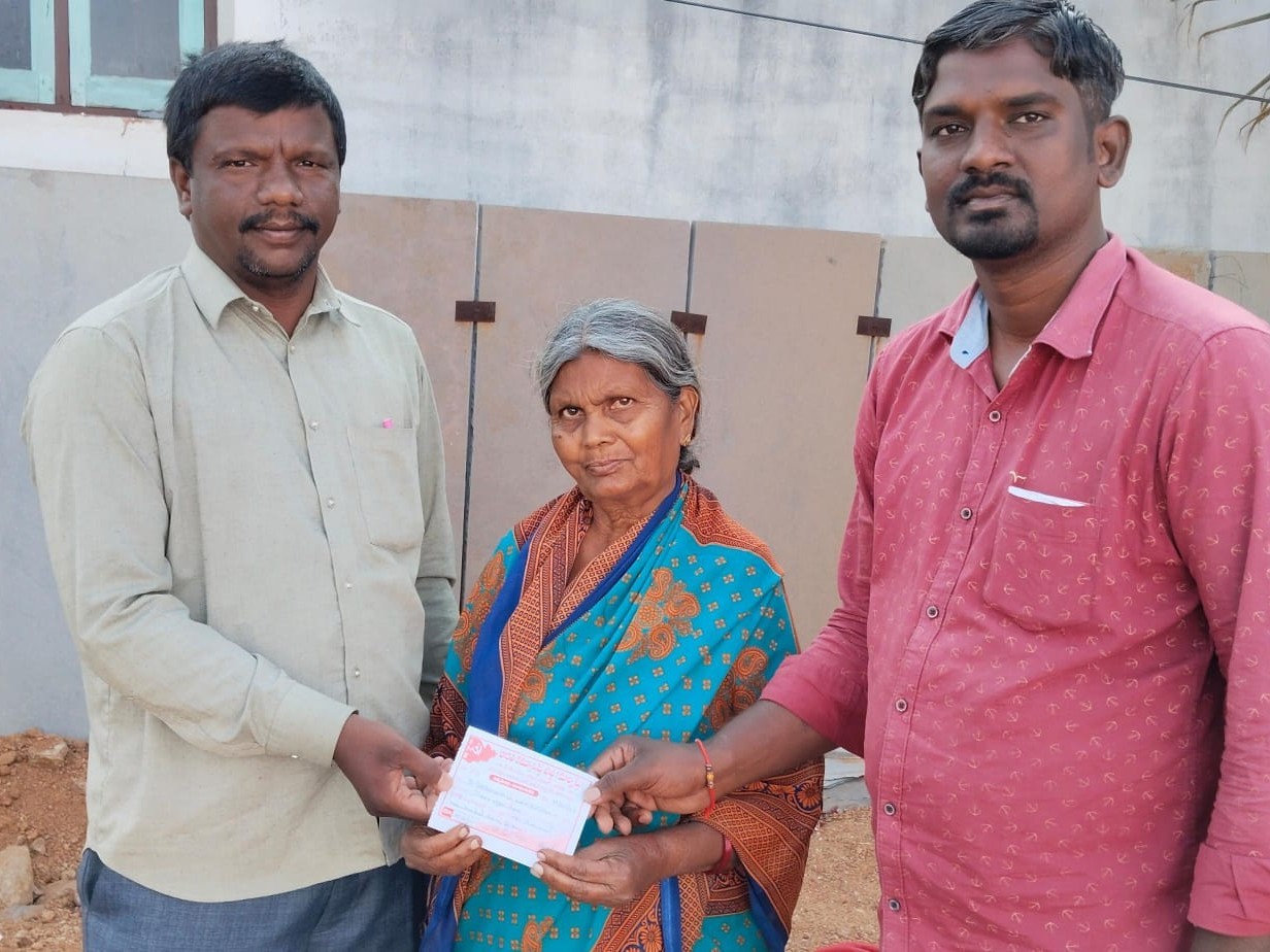 ఆదోని సుందరయ్య భవన్ సీపీఎం కార్యాలయం నిర్మాణానికి విరాళం