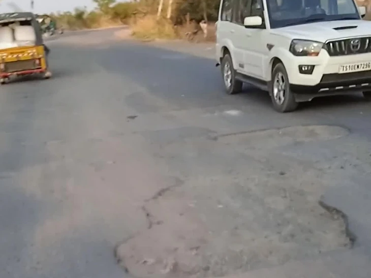 అధ్వానంగా మారిన పెద్దేముల్-తాండూర్ రోడ్డు