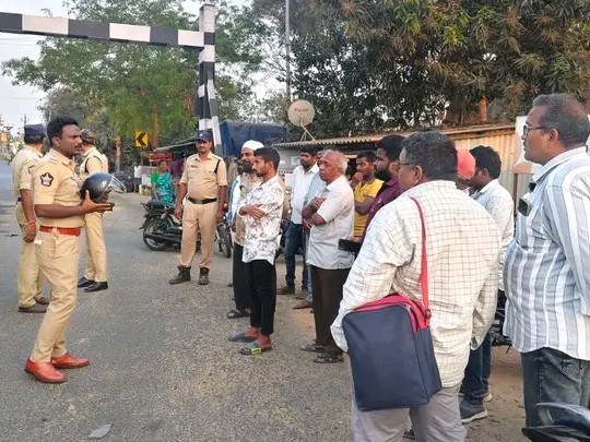 హెల్మెట్ ధరించడంపై వాహనదారులకు అవగాహన