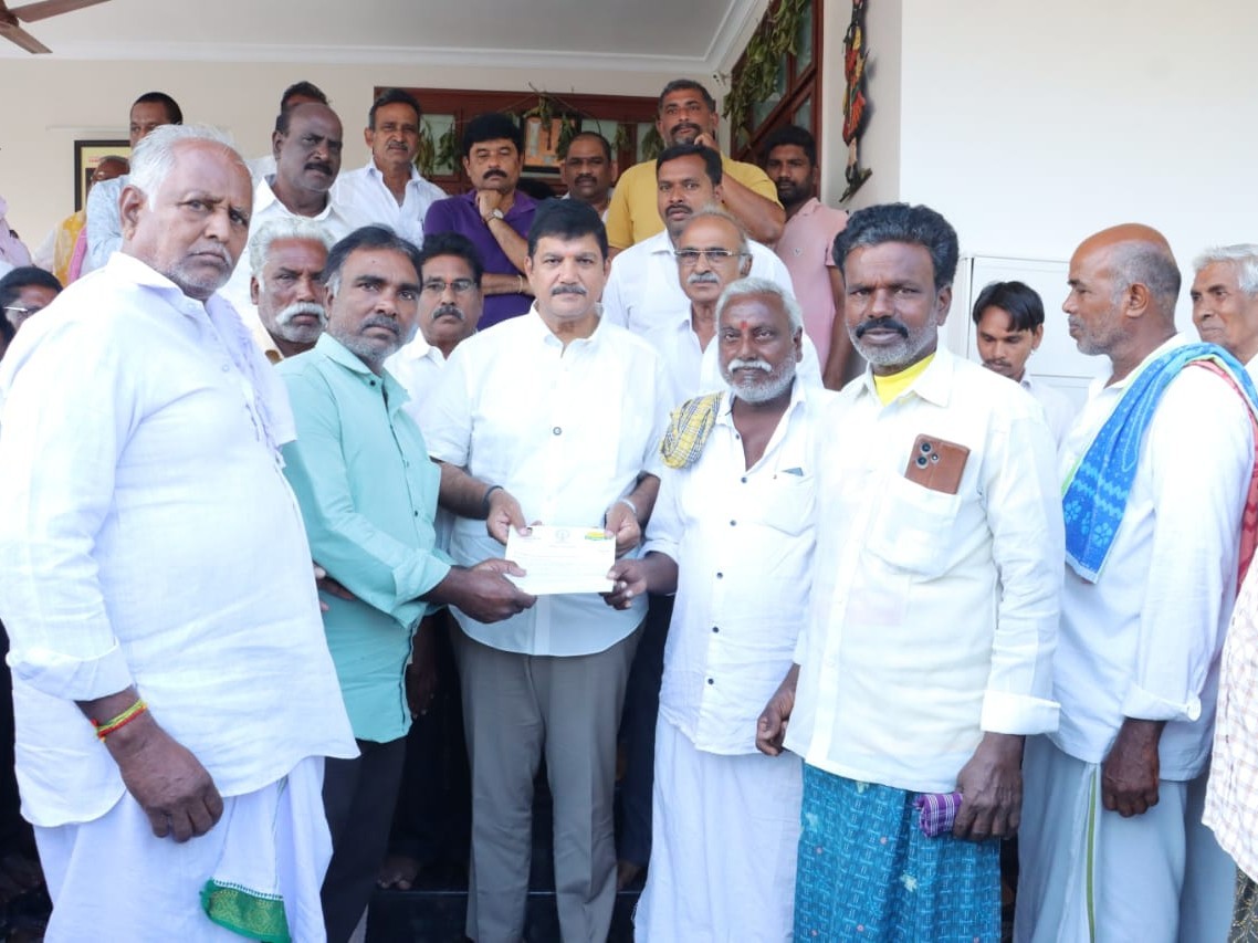 సీఎం రిలీఫ్ ఫండ్ చెక్కులు పంపిణీ చేసిన ఎమ్మెల్యే