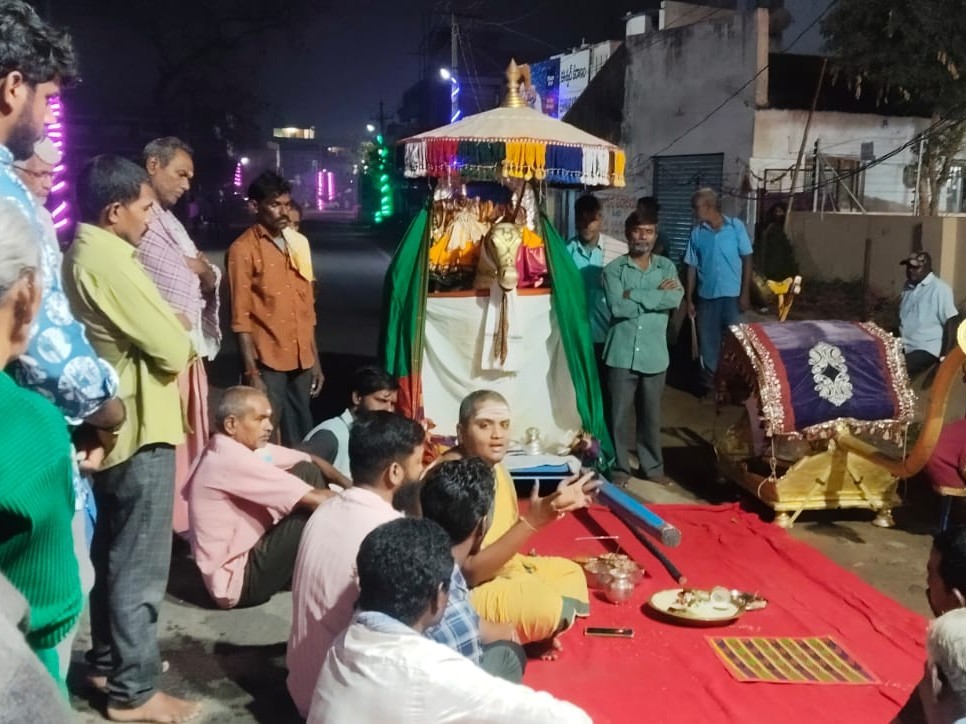 కురవి వీరభద్ర స్వామి ఆలయంలో ఘనంగా ధోపోత్సవం