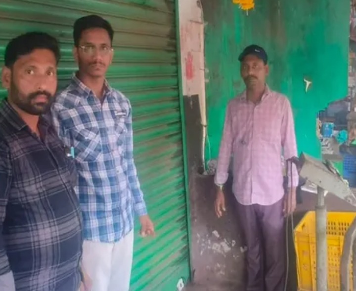 రూ. 91 లక్షల బకాయి.. 3 దుకాణాలు సీజ్