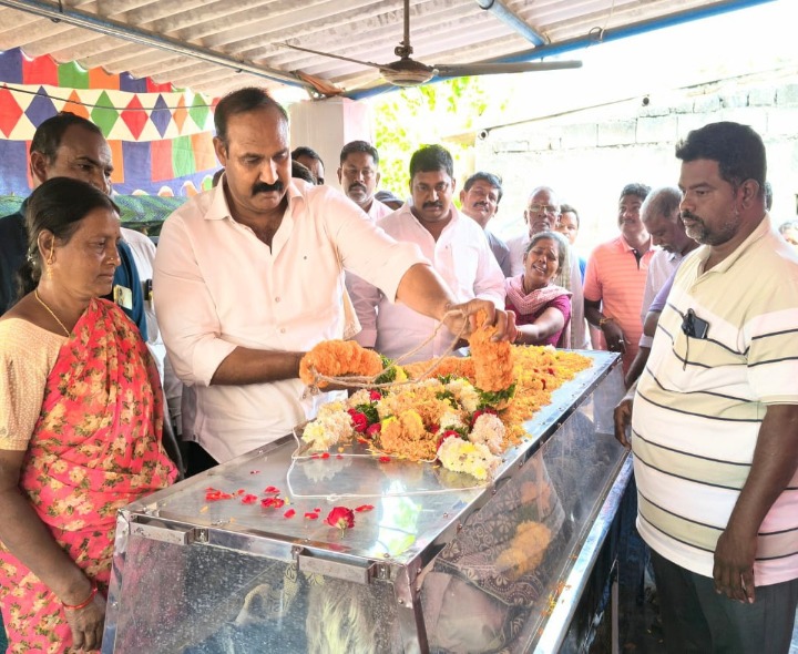 పార్టీ నేత మృతదేహానికి నివాళులర్పించిన బొల్లం