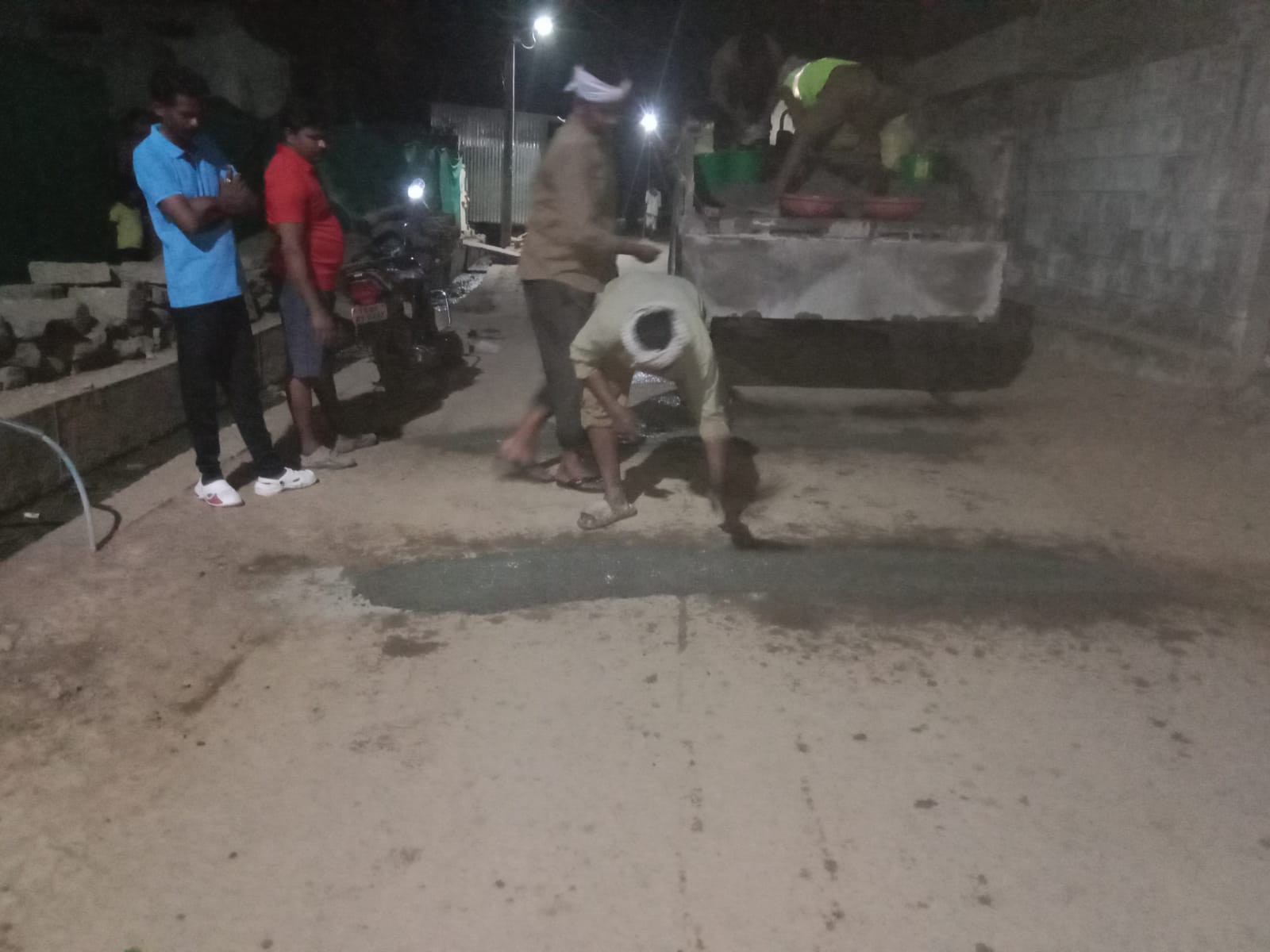 త్రిపురవరంలో రాత్రివేళ పైప్‌లైన్ గుంతల మరమ్మతులు