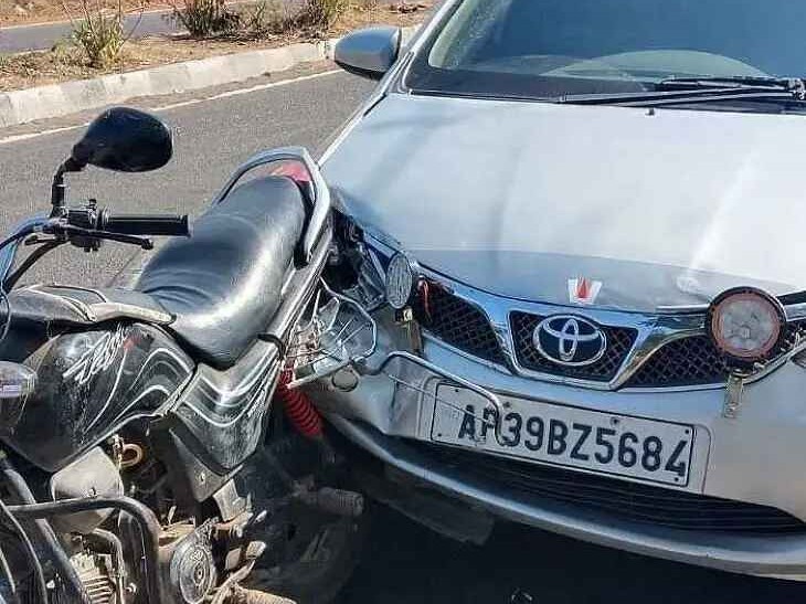 పెండ్లిమర్రిలో 3 బైకులను ఢీకొన్న కారు