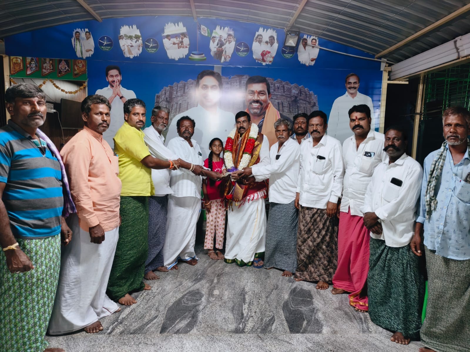 చిప్పగిరిలో భోగలింగేశ్వర స్వామి కళ్యాణానికి ఎమ్మెల్యే విరాళం