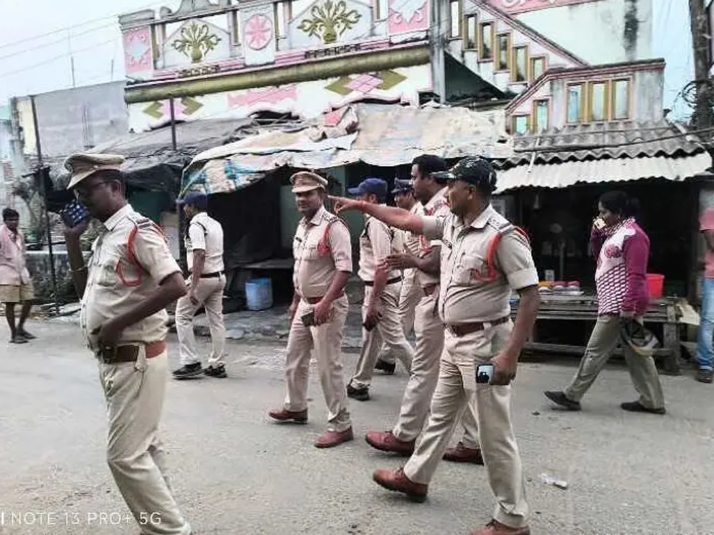 టిఆర్ కాలనీలో కర్డన్ సెర్చ్ నిర్వహించిన పోలీసులు