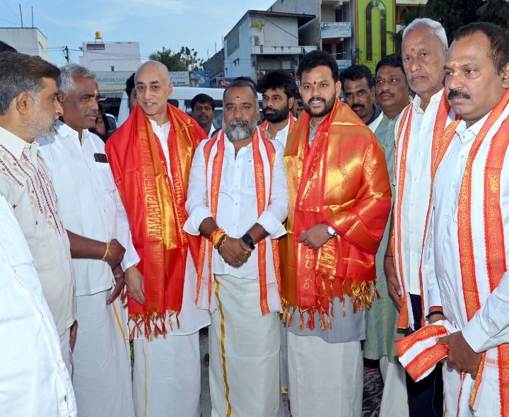 స్వామివారి సేవలో ప్రముఖులు