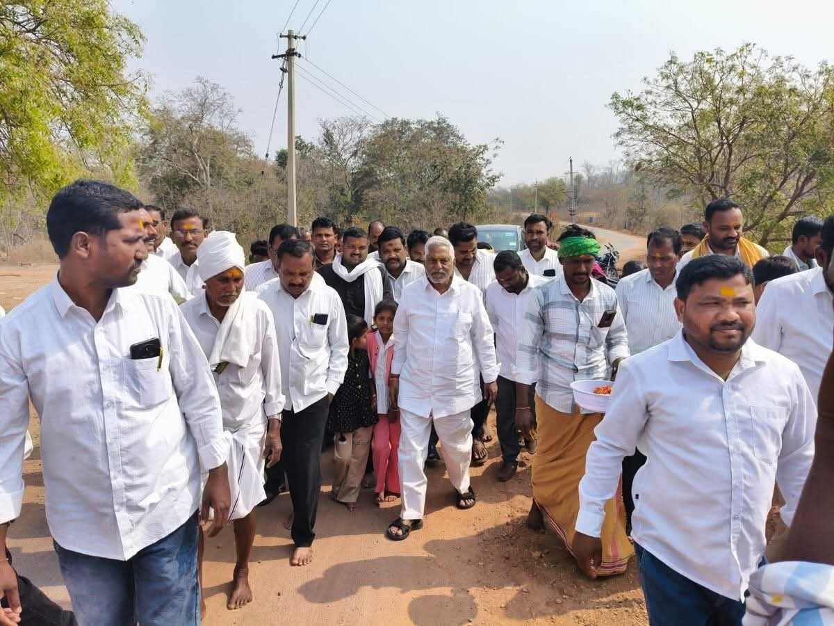 ప్రత్యేక పూజల్లో పాల్గొన్న మాజీ మంత్రి