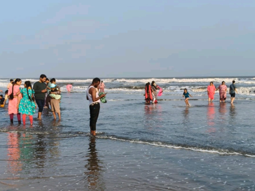 పర్యాటకుల రాకతో కళకళలాడిన హంసలదీవి బీచ్