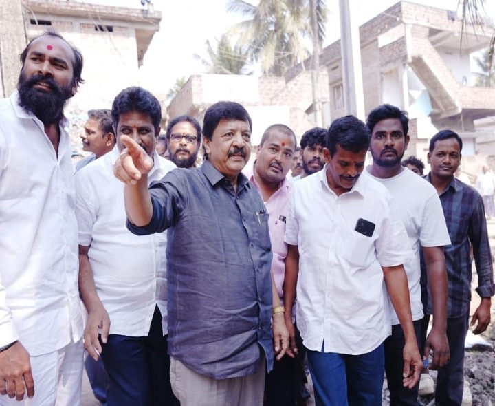 డ్రైనేజీ పనులను పరిశీలించిన మంత్రి