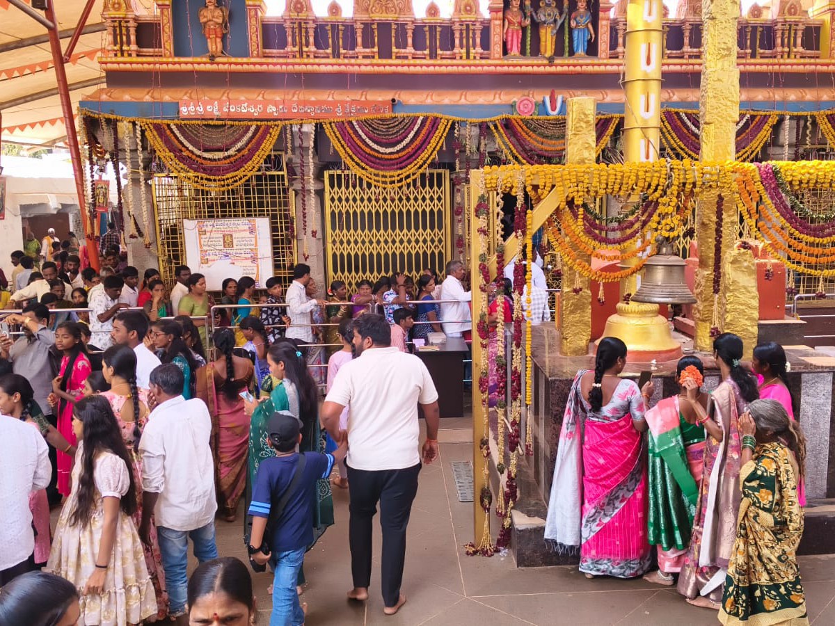 ఆలయానికి పోటెత్తిన భక్తులు