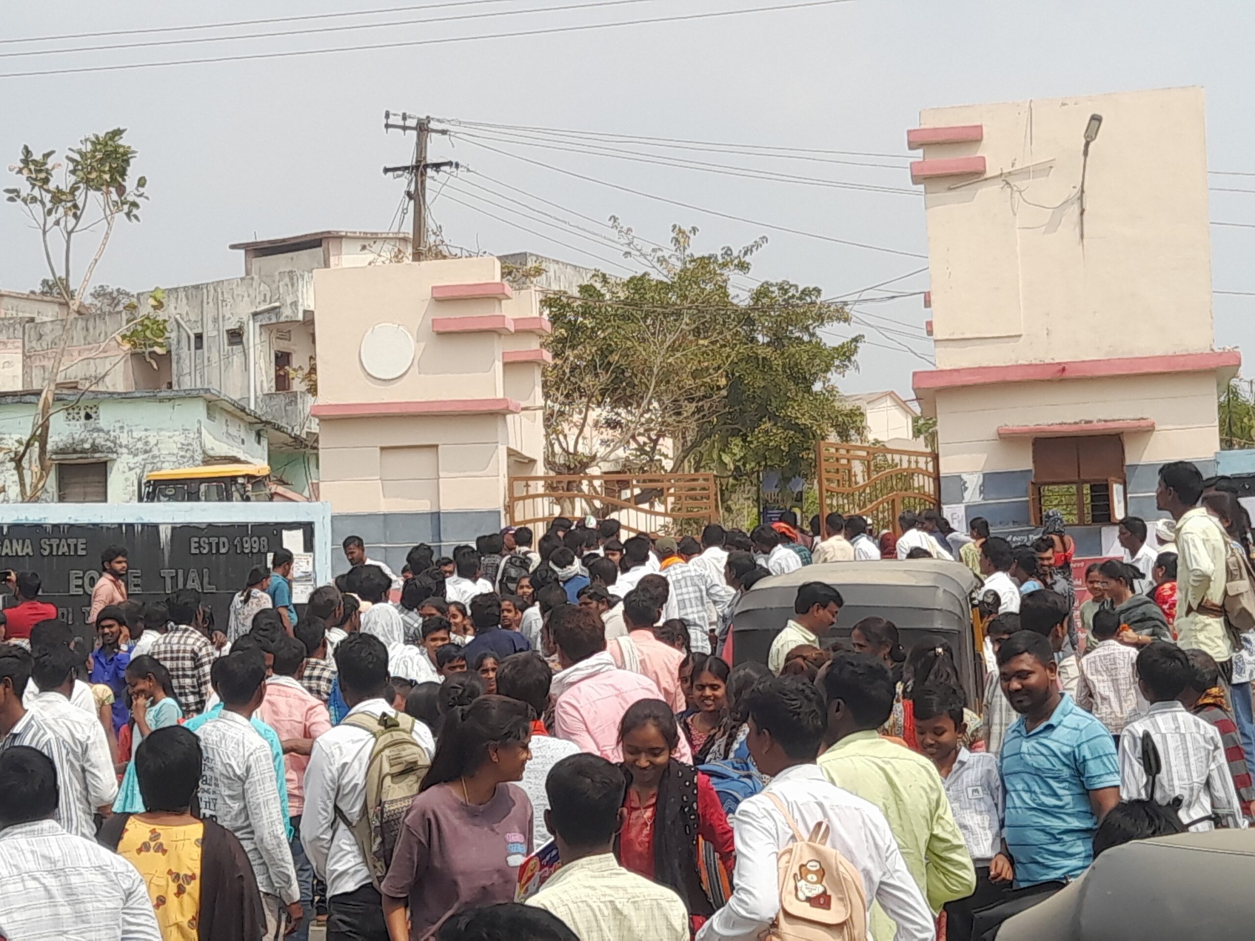 ముగిసిన ప్రవేశ పరీక్షా.. పాఠశాల వద్ద రద్దీ