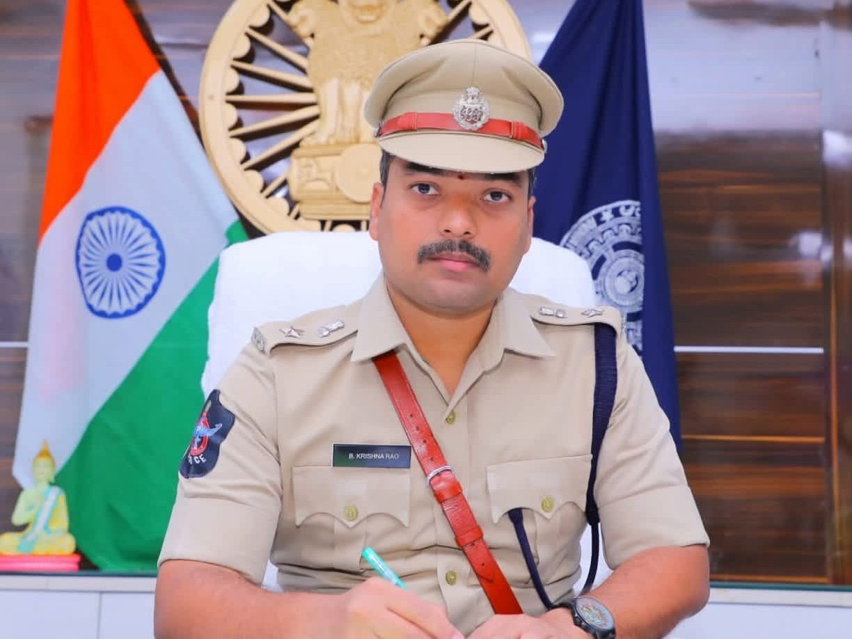 సైబర్ నేరగాళ్ల పట్ల అప్రమత్తంగా ఉండండి: ఎస్పీ