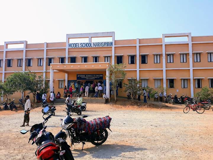 మోడల్ పాఠశాలలో ప్రవేశాలకు దరఖాస్తు మొదలు