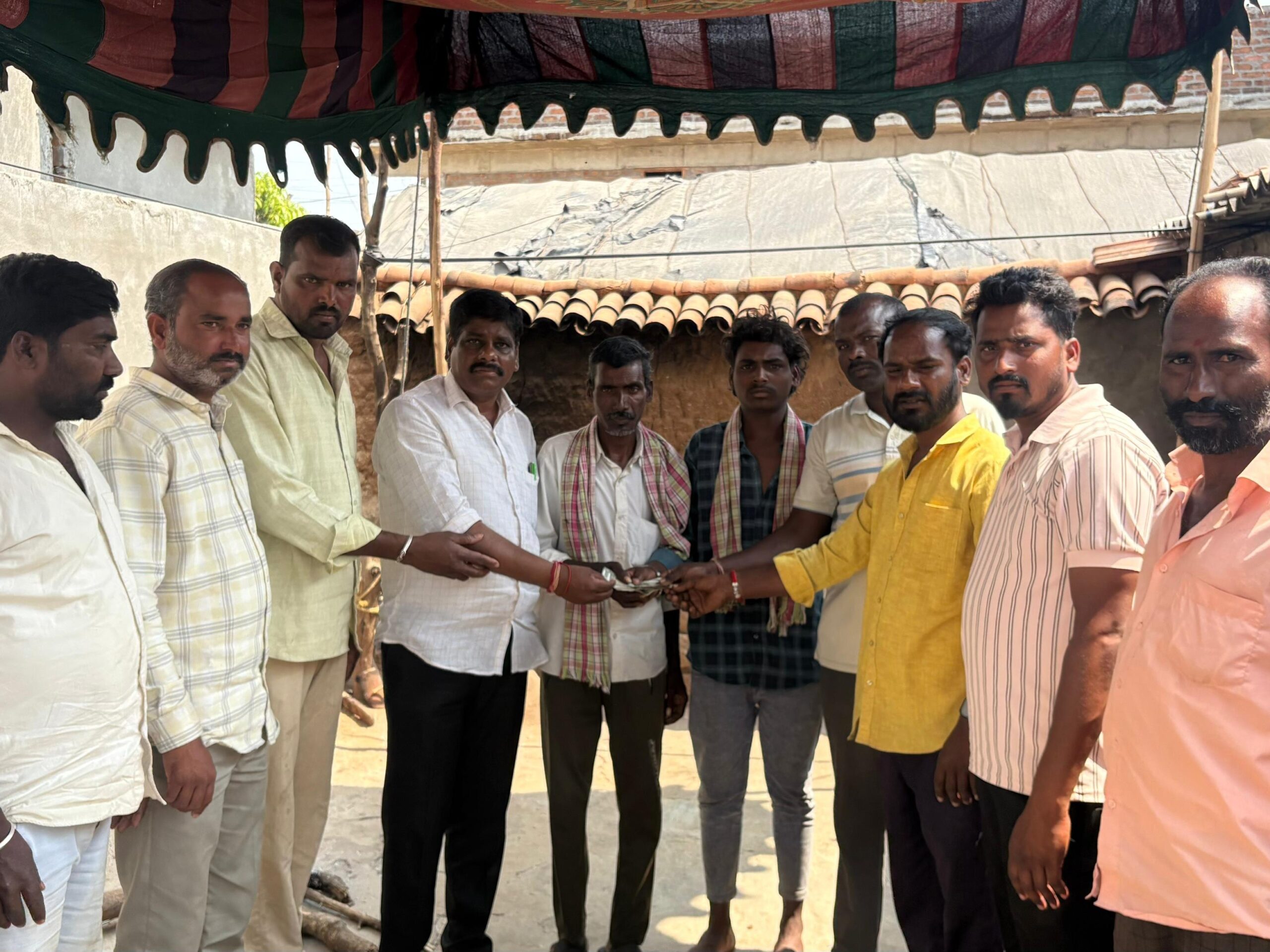 బాధిత కుటుంబానికి ఆర్థిక సహాయం