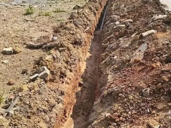 నగర వాసుల ఫిర్యాదుతో ఆగిన పైప్ లైన్ పనులు