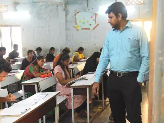 పరీక్ష కేంద్రాన్ని తనిఖీ చేసిన కలెక్టర్